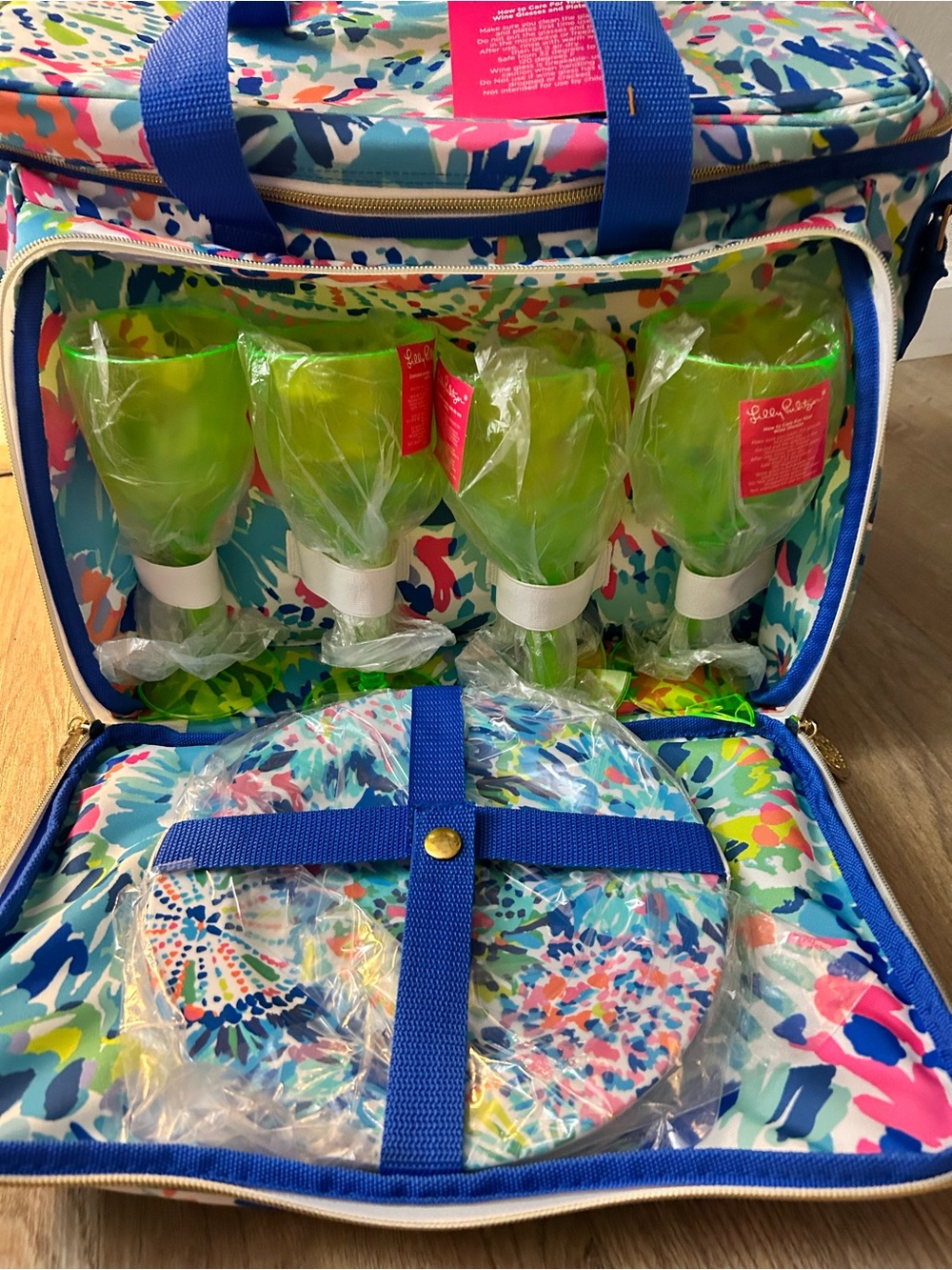 Lilly Pulitzer Multicolor Floral Insulated Cooler Tote with dishes and cups nwt - Picture 2 of 11